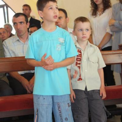 5 iunie: Iaşi "Sfânta Tereza a Pruncului Isus": Administrarea Mirului