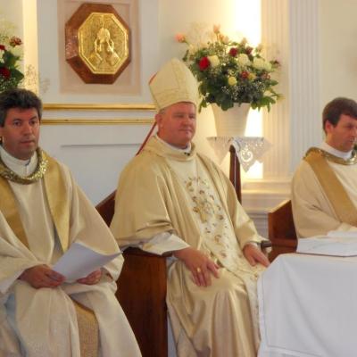 PS Aurel Percă împreună cu pr. Cristian Gaşpal şi pr. Romuald Bulai