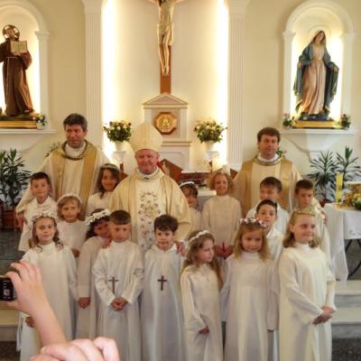Grupul de copii de la prima sfântă Împărtăşanie şi sfântul Mir