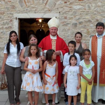 Copii de la prima sfântă Împărtăşanie şi credincioşii miruiţi