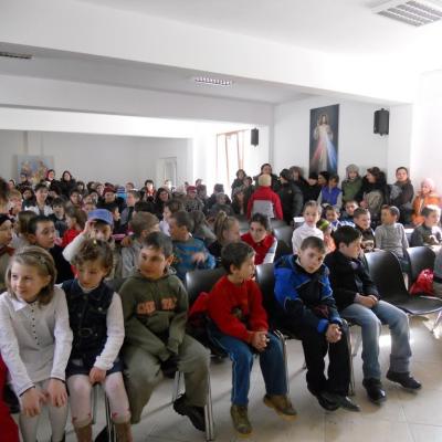 6 martie: Huşi ("Sf. Anton"): Mama, fiinţa cea mai iubită de copii