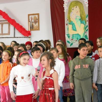 6 martie: Huşi ("Sf. Anton"): Mama, fiinţa cea mai iubită de copii
