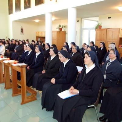 25 martie: Traian: Depunere de voturi în cadrul Institutului Diecezan "Slujitoarele lui Cristos, Marele Preot"