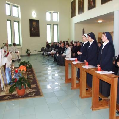 25 martie: Traian: Depunere de voturi în cadrul Institutului Diecezan "Slujitoarele lui Cristos, Marele Preot"