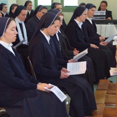 25 martie: Traian: Depunere de voturi în cadrul Institutului Diecezan "Slujitoarele lui Cristos, Marele Preot"