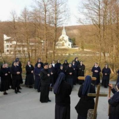 31 martie - 8 aprilie 2011 (Luncani) şi 1-9 mai 2011 (Gioseni): Curs de formare şi exerciţii spirituale pentru surori din cadrul Institutului Diecezan "Slujitoarele lui Cristos, Marele Preot"