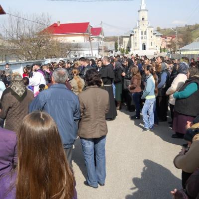 17 aprilie: Buruieneşti: Calea Sfintei Cruci a Familiilor pe străzile satului