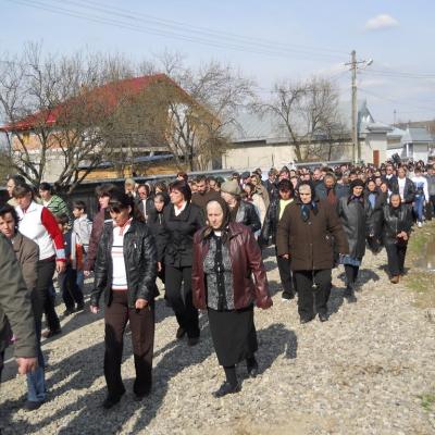 17 aprilie: Buruieneşti: Calea Sfintei Cruci a Familiilor pe străzile satului