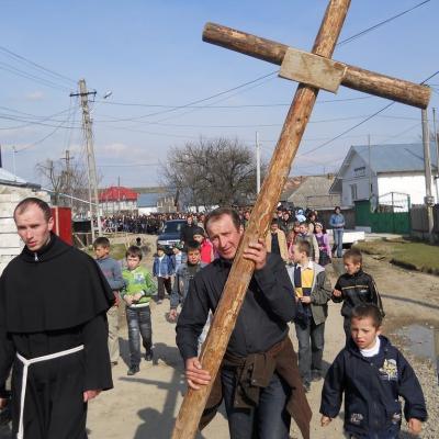 17 aprilie: Buruieneşti: Calea Sfintei Cruci a Familiilor pe străzile satului