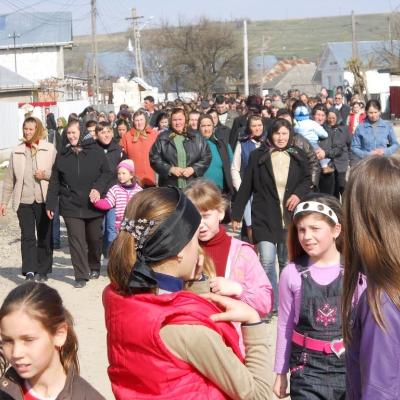 17 aprilie: Buruieneşti: Calea Sfintei Cruci a Familiilor pe străzile satului