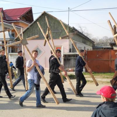 17 aprilie: Buruieneşti: Calea Sfintei Cruci a Familiilor pe străzile satului