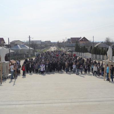 17 aprilie: Buruieneşti: Calea Sfintei Cruci a Familiilor pe străzile satului