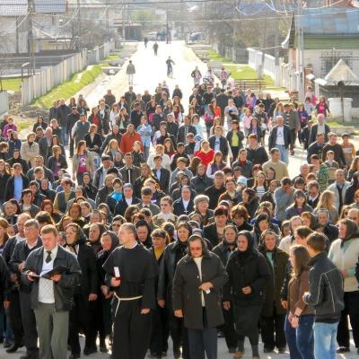 17 aprilie: Buruieneşti: Calea Sfintei Cruci a Familiilor pe străzile satului