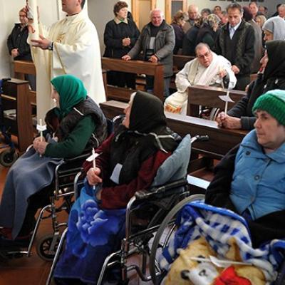 23 aprilie: Măgura (BC): Slujba Învierii la Căminul de bătrâni "Sfânta Faţă a lui Isus" (foto: FOCUS)