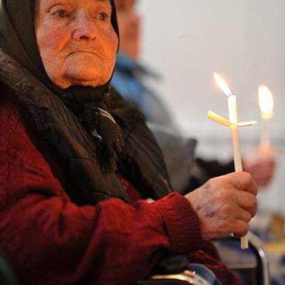 23 aprilie: Măgura (BC): Slujba Învierii la Căminul de bătrâni "Sfânta Faţă a lui Isus" (foto: FOCUS)