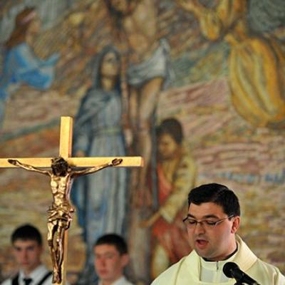 23 aprilie: Măgura (BC): Slujba Învierii la Căminul de bătrâni "Sfânta Faţă a lui Isus" (foto: FOCUS)