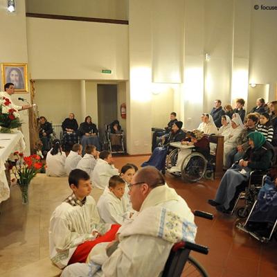 23 aprilie: Măgura (BC): Slujba Învierii la Căminul de bătrâni "Sfânta Faţă a lui Isus" (foto: FOCUS)