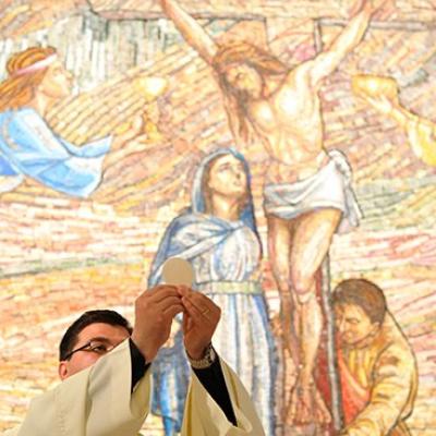 23 aprilie: Măgura (BC): Slujba Învierii la Căminul de bătrâni "Sfânta Faţă a lui Isus" (foto: FOCUS)