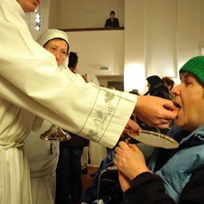 23 aprilie: Măgura (BC): Slujba Învierii la Căminul de bătrâni "Sfânta Faţă a lui Isus" (foto: FOCUS)