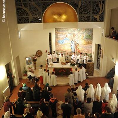 23 aprilie: Măgura (BC): Slujba Învierii la Căminul de bătrâni "Sfânta Faţă a lui Isus" (foto: FOCUS)
