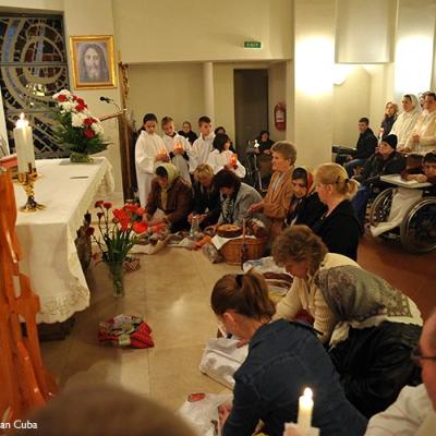 23 aprilie: Măgura (BC): Slujba Învierii la Căminul de bătrâni "Sfânta Faţă a lui Isus" (foto: FOCUS)