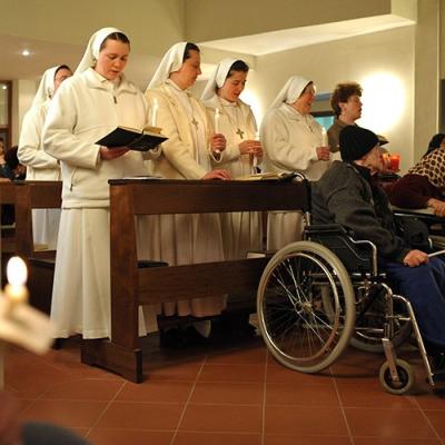 23 aprilie: Măgura (BC): Slujba Învierii la Căminul de bătrâni "Sfânta Faţă a lui Isus" (foto: FOCUS)