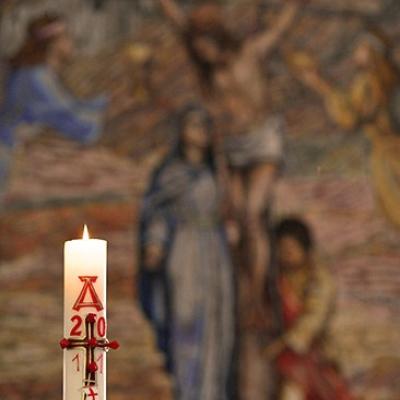 23 aprilie: Măgura (BC): Slujba Învierii la Căminul de bătrâni "Sfânta Faţă a lui Isus" (foto: FOCUS)
