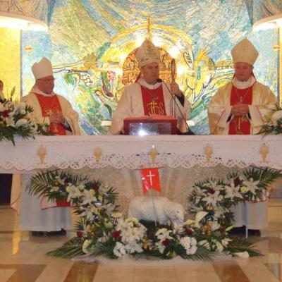 1 mai: Iaşi (catedrală): Liturghie de mulţumire pentru împlinirea a 21 de ani de episcopat ai PS Petru Gherghel