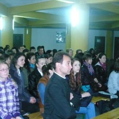 2 mai: Bacău "Sfântul Nicolae": Simpozionul pentru tineri "O floare la fereastra cerului"