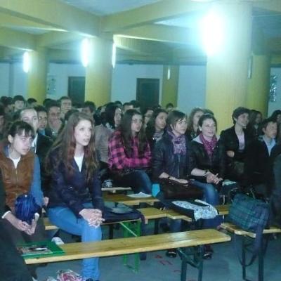 2 mai: Bacău "Sfântul Nicolae": Simpozionul pentru tineri "O floare la fereastra cerului"