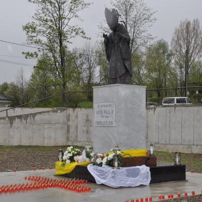 7 mai: Cacica: Liturghie de mulţumire pentru beatificarea Sfântului Părinte papa Ioan Paul al II-lea, la sanctuarul marian - Bazilica Minor