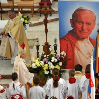 7 mai: Cacica: Liturghie de mulţumire pentru beatificarea Sfântului Părinte papa Ioan Paul al II-lea, la sanctuarul marian - Bazilica Minor