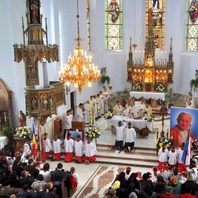 7 mai: Cacica: Liturghie de mulţumire pentru beatificarea Sfântului Părinte papa Ioan Paul al II-lea, la sanctuarul marian - Bazilica Minor