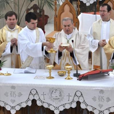 7 mai: Cacica: Liturghie de mulţumire pentru beatificarea Sfântului Părinte papa Ioan Paul al II-lea, la sanctuarul marian - Bazilica Minor