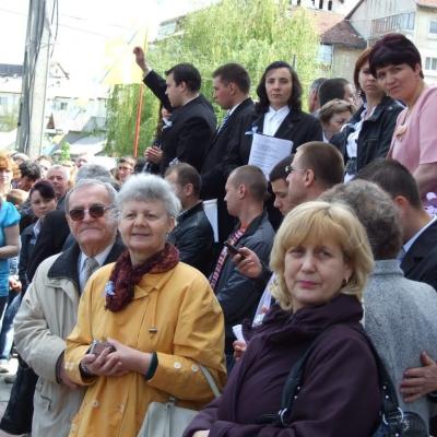 8 mai: Tomeşti: Sfinţirea bisericii "Fericitul Ieremia Valahul" şi consacrarea altarului