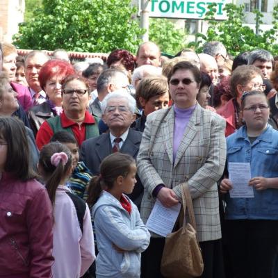 8 mai: Tomeşti: Sfinţirea bisericii "Fericitul Ieremia Valahul" şi consacrarea altarului