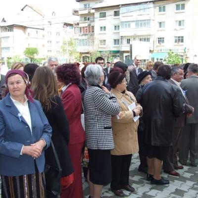 8 mai: Tomeşti: Sfinţirea bisericii "Fericitul Ieremia Valahul" şi consacrarea altarului