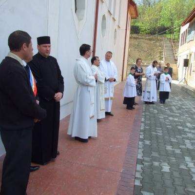 8 mai: Tomeşti: Sfinţirea bisericii "Fericitul Ieremia Valahul" şi consacrarea altarului