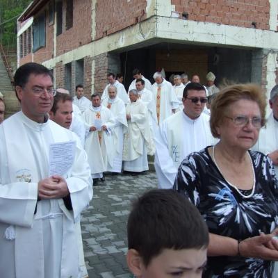 8 mai: Tomeşti: Sfinţirea bisericii "Fericitul Ieremia Valahul" şi consacrarea altarului