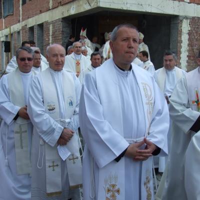 8 mai: Tomeşti: Sfinţirea bisericii "Fericitul Ieremia Valahul" şi consacrarea altarului