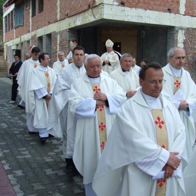 8 mai: Tomeşti: Sfinţirea bisericii "Fericitul Ieremia Valahul" şi consacrarea altarului