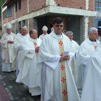 8 mai: Tomeşti: Sfinţirea bisericii "Fericitul Ieremia Valahul" şi consacrarea altarului