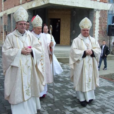 8 mai: Tomeşti: Sfinţirea bisericii "Fericitul Ieremia Valahul" şi consacrarea altarului