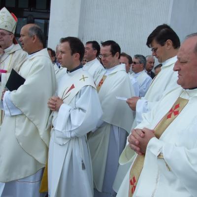 8 mai: Tomeşti: Sfinţirea bisericii "Fericitul Ieremia Valahul" şi consacrarea altarului
