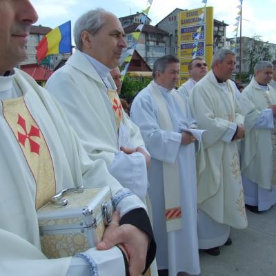 8 mai: Tomeşti: Sfinţirea bisericii "Fericitul Ieremia Valahul" şi consacrarea altarului