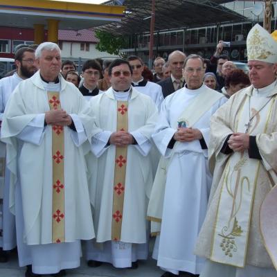 8 mai: Tomeşti: Sfinţirea bisericii "Fericitul Ieremia Valahul" şi consacrarea altarului