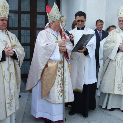 8 mai: Tomeşti: Sfinţirea bisericii "Fericitul Ieremia Valahul" şi consacrarea altarului