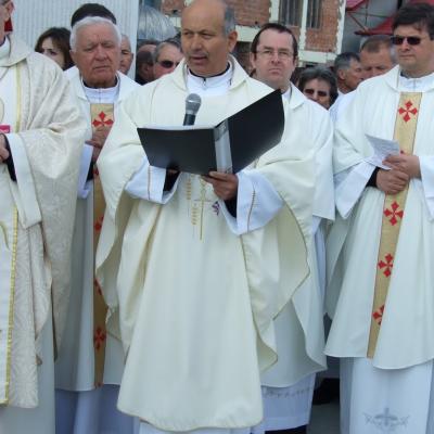 8 mai: Tomeşti: Sfinţirea bisericii "Fericitul Ieremia Valahul" şi consacrarea altarului