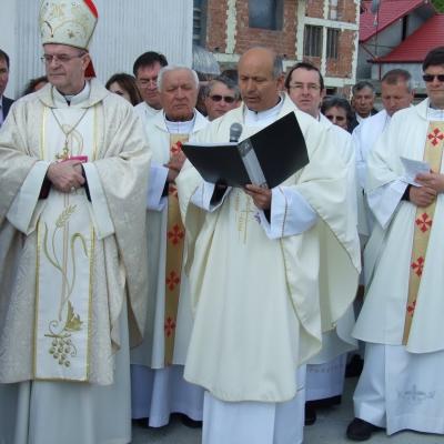 8 mai: Tomeşti: Sfinţirea bisericii "Fericitul Ieremia Valahul" şi consacrarea altarului