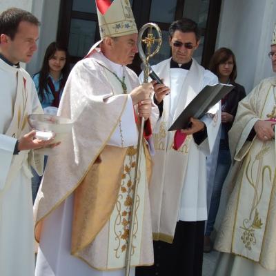 8 mai: Tomeşti: Sfinţirea bisericii "Fericitul Ieremia Valahul" şi consacrarea altarului
